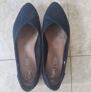 Tom's black pointy flats